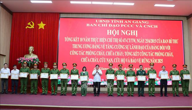 Ông Hồ Văn Mừng, Ủy viên TƯ Đảng, Chủ tịch UBND tỉnh, Trưởng Ban Chỉ đạo PCCC và CNCH tỉnh An Giang tặng Bằng khen cho các tập thể, cá nhân. Ảnh: Văn Sĩ - TTXVN