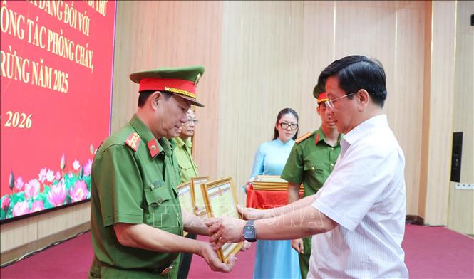 Ông Hồ Văn Mừng, Ủy viên TƯ Đảng, Chủ tịch UBND tỉnh, Trưởng Ban Chỉ đạo PCCC và CNCH tỉnh An Giang tặng Bằng khen cho các tập thể, cá nhân. Ảnh: Văn Sĩ - TTXVN