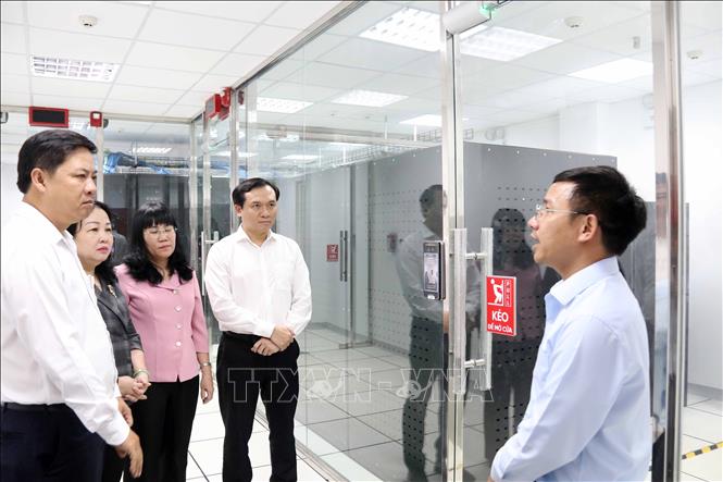 Đại biểu tham quan Trung tâm dữ liệu tỉnh Đắk Lắk. Ảnh: Hoài Thu – TTXVN.