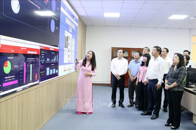 Đại biểu tham quan Trung tâm giám sát, điều hành đô thị thông minh tỉnh Đắk Lắk. Ảnh: Hoài Thu – TTXVN.