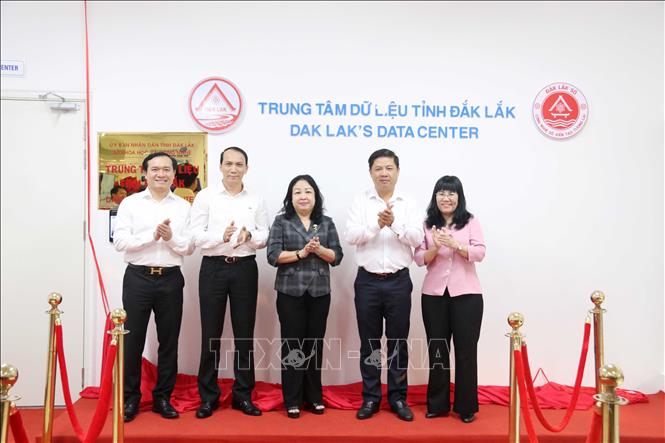 Đại biểu thực hiện nghi thức ra mắt Trung tâm dữ liệu tỉnh Đắk Lắk. Ảnh: Hoài Thu – TTXVN.