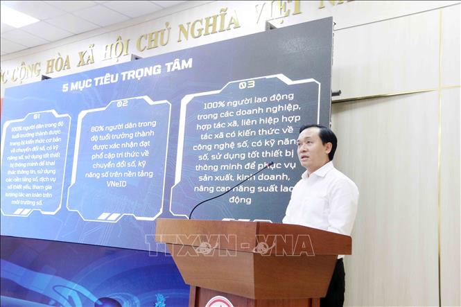 Giám đốc Sở Khoa học và Công nghệ tỉnh Đắk Lắk Bùi Thanh Toàn thông tin về phong trào “Bình dân học vụ số” và Cuộc thi trắc nghiệm trực tuyến tại chương trình. Ảnh: Hoài Thu – TTXVN.
