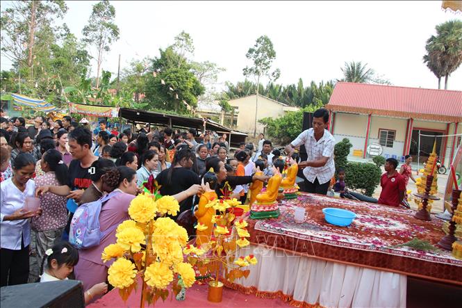 Đồng bào phật tử thực hiện nghi thức tắm tượng Phật. Ảnh: Nguyễn Hằng - TTXVN