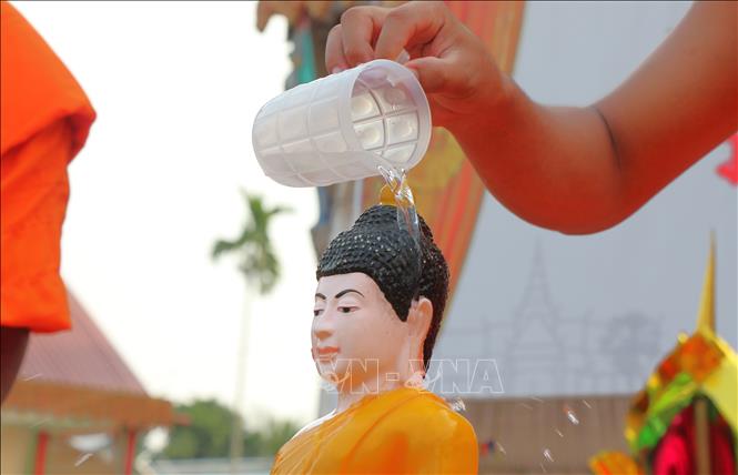 Nghi thức tắm tượng phật tại Chùa Ôchumwongsa. Ảnh: Nguyễn Hằng - TTXVN