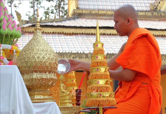 Trong buổi lễ, nhà sư sẽ thực hiện nghi thức tắm tượng phật, sau đó mới đến đồng bào phật tử. Ảnh: Nguyễn Hằng - TTXVN