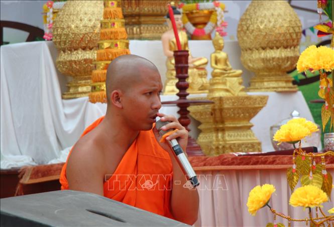 Vị sư chủ trì buổi lễ thực hiện nghi thức 