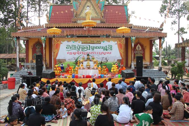  Các nghi thức truyền thống được thực hiện trong lễ tắm tượng Phật. Ảnh: Nguyễn Hằng - TTXVN