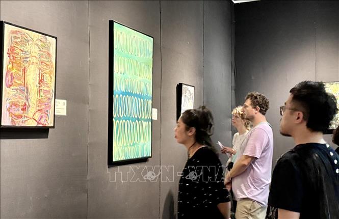 Khách tham quan triển lãm tại Bảo tàng Phụ nữ Việt Nam. Ảnh: Phương Lan - TTXVN 