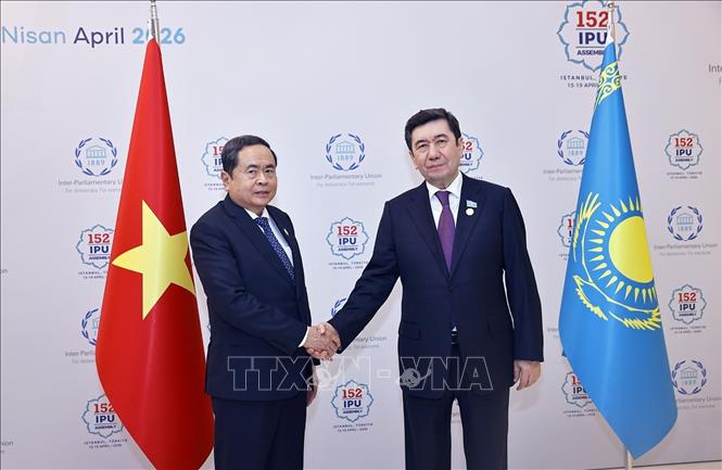 Chủ tịch Quốc hội Trần Thanh Mẫn hội kiến Chủ tịch Hạ viện Kazakhstan Yerlan Koshanov. Ảnh: Doãn Tấn – TTXVN