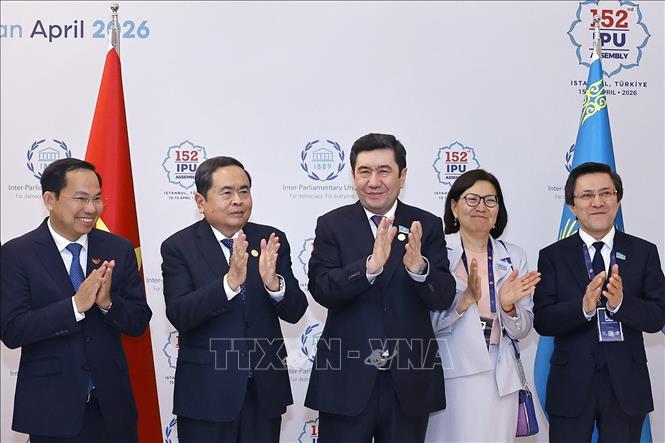 Chủ tịch Quốc hội Trần Thanh Mẫn hội kiến Chủ tịch Hạ viện Kazakhstan Yerlan Koshanov. Ảnh: Doãn Tấn – TTXVN