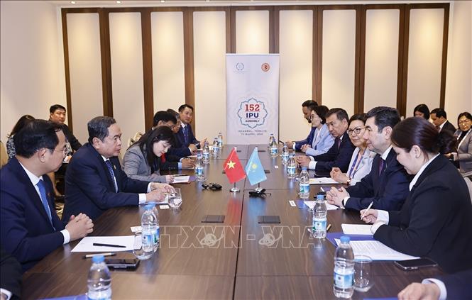 Chủ tịch Quốc hội Trần Thanh Mẫn hội kiến Chủ tịch Hạ viện Kazakhstan Yerlan Koshanov. Ảnh: Doãn Tấn – TTXVN