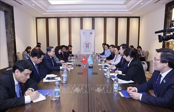 Chủ tịch Quốc hội Trần Thanh Mẫn hội kiến Chủ tịch Hạ viện Kazakhstan Yerlan Koshanov. Ảnh: Doãn Tấn – TTXVN
