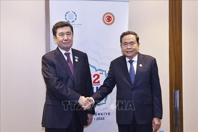 Chủ tịch Quốc hội Trần Thanh Mẫn hội kiến Chủ tịch Hạ viện Kazakhstan Yerlan Koshanov. Ảnh: Doãn Tấn – TTXVN