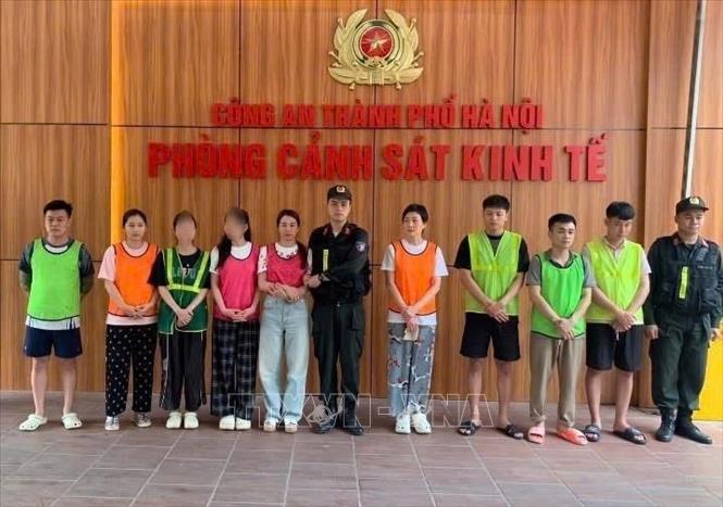 9 đối tượng trong ổ nhóm thu thập trái phép thông tin cá nhân để mở tài khoản ngân hàng thu lời bất chính. Ảnh: TTXVN phát.