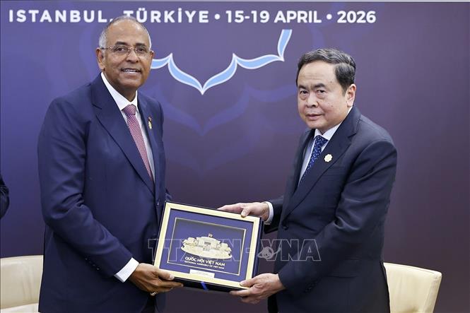 Chủ tịch Quốc hội Trần Thanh Mẫn tặng vật phẩm lưu niệm cho Chủ tịch Quốc hội Côte d'Ivoire Patrick Achi. Ảnh: Doãn Tấn – TTXVN