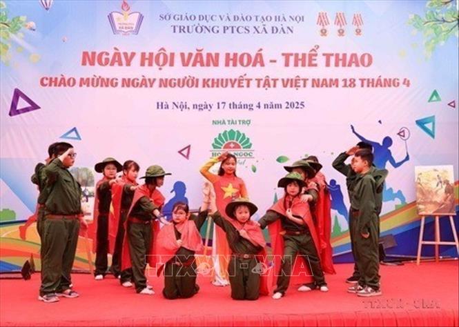 Chào mừng Ngày Người khuyết tật Việt Nam (18/4), ngày 17/4/2025, trường PTCS Xã Đàn (Hà Nội) tổ chức Ngày hội văn hóa thể thao với nhiều hoạt động vui chơi, bổ ích cho các học sinh khuyết tật. Đây là sự kiện hàng năm của trường nhằm khyến khích lối sống năng động, lành mạnh cũng như tôn vinh các giá trị văn hóa truyền thống trong toàn thể học sinh. Ảnh: Thanh Tùng - TTXVN