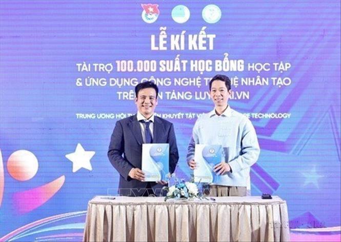 Anh Phạm Văn Thành - Chủ tịch Hội thanh niên khuyết tật Việt Nam (bên trái) ký kết hợp tác với JMB Việt Nam và InfoRe Technology tài trợ 100.000 suất học bổng về sử dụng các công cụ AI trên nền tảng LuyenAI.vn trong Chương trình “Ngày hội Người khuyết tật Việt Nam - INSPIRE FEST 2026”. Ảnh: Minh Đức - TTXVN