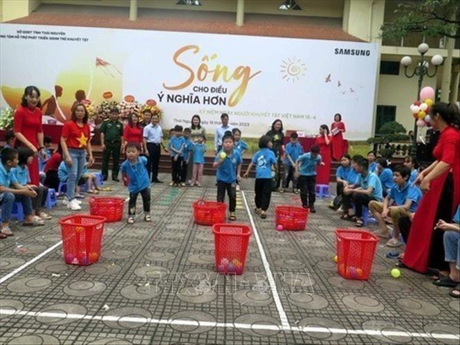 Ngày 18/4/2023, tại thành phố Thái Nguyên, Trung tâm hỗ trợ phát triển giáo dục hòa nhập trẻ khuyết tật tỉnh Thái Nguyên tổ chức chương trình kỷ niệm Ngày người khuyết tật Việt Nam 18/4 mang chủ đề “Sống cho điều ý nghĩa hơn” với sự tham gia của đại diện lãnh đạo tỉnh Thái Nguyên cùng các cơ quan, đơn vị liên quan và đông đảo trẻ em khuyết tật đang học tập tại Trung tâm. Ảnh: Thu Hằng - TTXVN