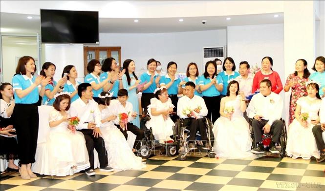 Hội Liên hiệp Phụ nữ tỉnh Thanh Hóa đã tặng trang phục cô dâu chú rể và nhẫn cưới cho 10 cặp vợ chồng khuyết tật, trao 110 suất quà cho hội viên khuyết tật; Hội Bảo trợ Người khuyết tật và Trẻ mồ côi tỉnh tặng 5 xe lăn. Ảnh: Khiếu Tư - TTXVN