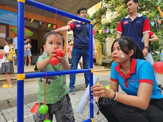 Trẻ em và thanh thiếu niên có khuyết tật trí tuệ, khuyết tật phát triển từ 18 tỉnh, thành phố trên cả nước tham gia Ngày hội thể thao thân thiện cho thanh thiếu niên, trẻ khuyết tật trí tuệ và khuyết tật phát triển năm 2023 tại thành phố Huế. Ảnh: Mai Trang - TTXVN