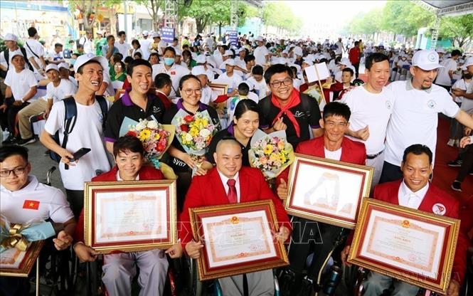 Các huấn luyện viên, vận động viên khuyết tật nhận Bằng khen của Thủ tướng Chính phủ trong chương trình chào mừng Ngày Người khuyết tật Việt Nam (18/4), với chủ đề 