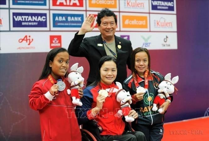 VĐV khuyết tật Trịnh Thị Bích Như (giữa) giành huy chương Vàng, phá kỷ lục ASEAN Para Games nội dung bơi 100m tự do nữ, hạng thương tật S6. Ảnh Hoàng Minh - TTXVN