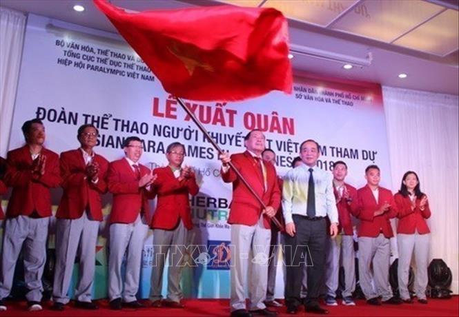 Ngày 28/9/2018, tại Thành phố Hồ Chí Minh, đại diện Bộ Văn hóa, Thể thao và Du lịch trao cờ xuất quân cho Đoàn thể thao Người khuyết tật Việt Nam tham dự Đại hội thể thao Người khuyết tật châu Á năm 2018. Ảnh: Xuân Dự - TTXVN