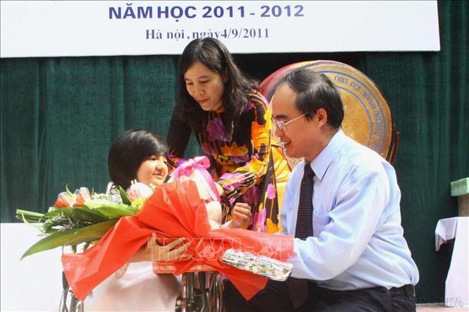 Phó Thủ tướng Nguyễn Thiện Nhân tặng quà cho học sinh Nguyễn Phương Anh, bị mắc bệnh xương thủy tinh nhưng đã phấn đấu học giỏi, thi đỗ vào lớp 10 của Trường THPT Việt Đức (Hà Nội). Ảnh: Bích Ngọc - TTXVN
