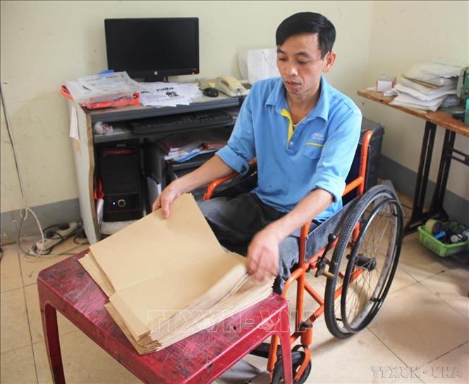 Anh Nguyễn Văn Công, sinh năm 1976, quê xã Kỳ Tân, thị xã Kỳ Anh (Hà Tĩnh) bị liệt cả 2 chân sau một cơn sốt kéo dài, đi lại phải nhờ vào xe lăn. Không khuất phục số phận, Công luôn lạc quan, yêu đời, vượt qua mọi khó khăn, trở thành người có ích cho xã hội. Hiện anh là nhân viên có tay nghề ở xưởng in lưới của Trung tâm dạy nghề, giới thiệu và giải quyết việc làm cho người tàn tật Hà Tĩnh. Ảnh: Phan Quân - TTXVN