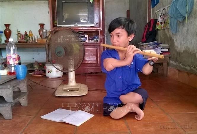 Trần Ái Hải Sơn, học sinh lớp 10A2 Trường THPT Thanh Hòa, huyện Bù Đốp (Bình Phước), dị tật di truyền từ người bố bị phơi nhiễm chất độc hóa học điôxin, là một tấm gương về khát vọng sống, nghị lực vươn lên trước sự khắc nghiệt của số phận. Nhiều năm liền là học sinh giỏi, khá của trường (4/2016). Ảnh: K GỬIH - TTXVN