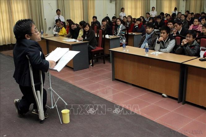 Anh Nguyễn Sơn Lâm, sinh năm 1982, quê Quảng Ninh, chỉ cao 90cm, nặng 27 kg, bị teo cả hai chân do di chứng chất độc da cam/điôxin từ người cha,. Bằng ý chí và nghị lực vượt lên số phận, anh đã nỗ lực học tập, hoàn thành 2 bằng đại học tiếng Anh và tiếng Nhật, thành thạo giao tiếp tiếng Pháp, tích cực tham gia các hoạt động xã hội đóng góp sức lực, trí tuệ cho cộng đồng. Ảnh: Dương Ngọc - TTXVN