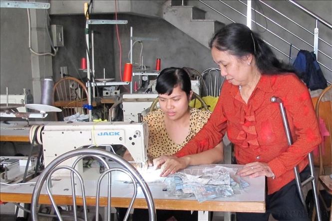 Bà Nguyễn Thị Hòa, chủ xưởng may gia công tại khu phố 5, thị trấn Yên Ninh, Yên Khánh (Ninh Bình) là một người khuyết tật. Hàng chục năm hoạt động, xưởng may của bà đã đào tạo cho hàng nghìn công nhân may, trong đó có khoảng 500 người khuyết tật. Ảnh: Ninh Đức Phương - TTXVN