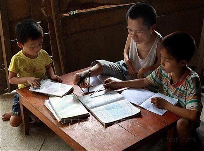 Anh Lê Hồng Sơn (sinh năm 1979, ở xã Phú Gia, huyện Hương Khê, Hà Tĩnh), bị liệt bẩm sinh hai tay, hai chân bị teo và co quặp ra sau. Vượt lên số phận với nghị lực phi thường, anh đã biến đôi chân yếu thành đôi tay “khéo” để vừa học, vừa đi làm phụ giúp gia đình, đạt thành tích cao trong học tập. Hiện nay, anh là chủ doanh nghiệp gỗ mỹ nghệ Mạnh Dũng. Trong ảnh: Anh Sơn dùng 