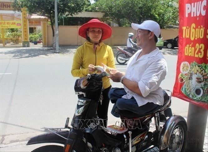 Bị nhiễm chất độc da cam từ người cha, anh Nguyễn Kiên (phường Thanh Bình, thành phố Biên Hòa) bị viêm tủy sống, hai chân teo, thương tật 81%. Tuy nhiên, không mặc cảm, tự ti, anh Kiên đã vượt lên bệnh tật, trở thành vận động viên khuyết tật môn điền kinh và giành nhiều huy chương trong các giải thể thao toàn quốc. Ngoài ra, anh Kiên còn phụ mẹ đi bán vé số, nuôi bố bị bại liệt. Ảnh: Lê Xuân - TTXVN