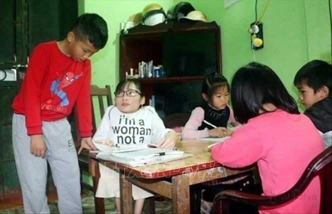 Nguyễn Thị Ngọc Tâm (xã Yên Quang, huyện Ý Yên, tỉnh Nam Định) mắc căn bệnh xương thủy tinh bẩm sinh. Dù bệnh tật, song với ước mơ làm cô giáo đểr giúp ích cho đời, Tâm quyết định mở lớp học miễn phí ngay tại nhà để dạy kèm cho học sinh từ lớp 1 đến lớp 8 ở trong vùng. Lớp học đặc biệt của “cô giáo” xương thủy tinh Ngọc Tâm tuy nhỏ, không phấn, không bảng, không bục giảng, không giáo án nhưng luôn đầy ắp sự yêu thương. Ảnh: Nguyễn Lành - TTXVN