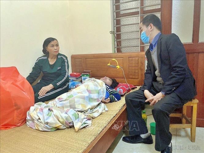 Sinh ra mang trong mình căn bệnh bại não bẩm sinh nhưng anh Lê Viết Thuận (sinh năm 1991) đã nỗ lực học tập và thi đỗ 2 trường đại học. Anh Thuận là một trong 50 gương thanh niên khuyết tật được tuyên dương trong chương trình 