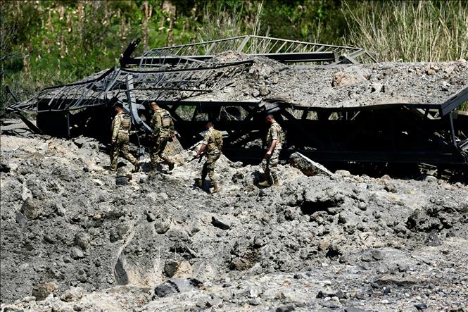 Cây cầu chiến lược ở Qasmiyeh, Liban bị phá huỷ sau các vụ oanh tạc của Israel ngày 16/4/2026. Ảnh: THX/TTXVN