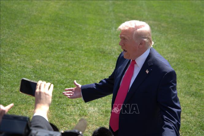 Tổng thống Mỹ Donald Trump trả lời phỏng vấn của báo giới tại Nhà Trắng ngày 16/4/2026. Ảnh: THX/TTXVN