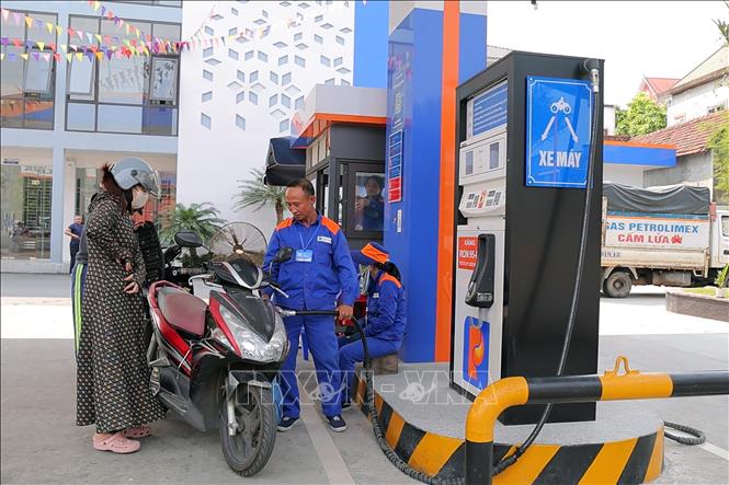 Nhân viên bơm nhiên liệu cho các phương tiện tại cửa hàng bán lẻ xăng dầu của Petrolimex. Ảnh: Hữu Quyết – TTXVN