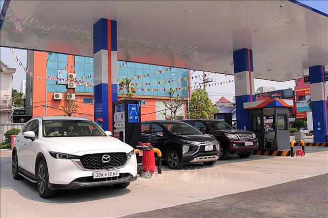 Các phương tiện bơm nhiên liệu tại cửa hàng bán lẻ xăng dầu thuộc phường Thành Sen, tỉnh Hà Tĩnh. Ảnh: Hữu Quyết - TTXVN 