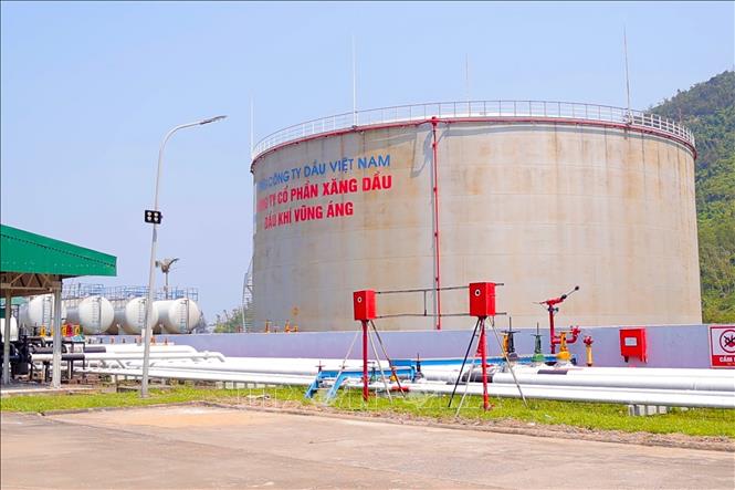 Khu vực chứa xăng dầu tại Công ty Cổ phần Xăng dầu Dầu khí Vũng Áng. Ảnh: Hữu Quyết – TTXVN 