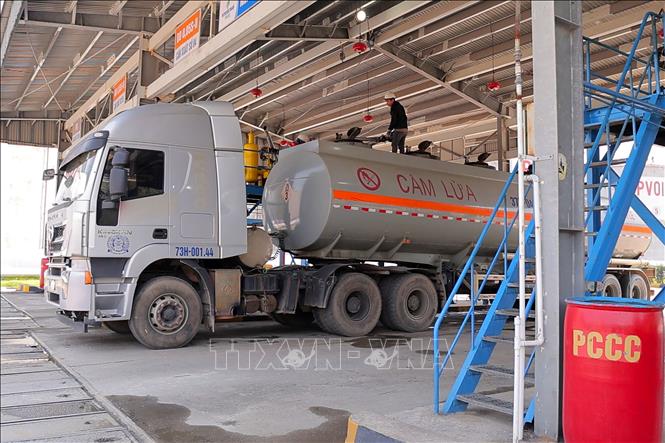 Các xe chuyên dụng của Công ty Cổ phần Xăng dầu Dầu khí Vũng Áng thực hiện quy trình nạp hàng từ kho chứa lên hầm xe thông qua hệ thống vòi bơm. Ảnh: Hữu Quyết - TTXVN 