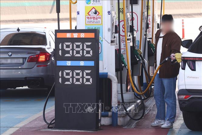 Một trạm xăng ở Seoul, Hàn Quốc. Ảnh: Yonhap/TTXVN
