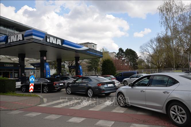 Một trạm xăng ở Zagreb, Croatia. Ảnh: THX/TTXVN