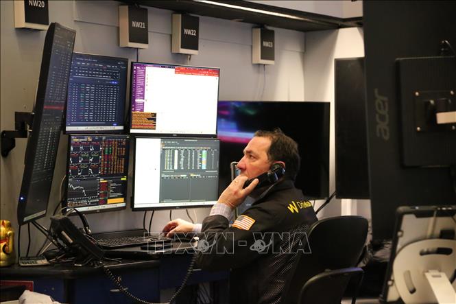 Giao dịch viên tại sàn chứng khoán New York, Mỹ. Ảnh: THX/TTXVN