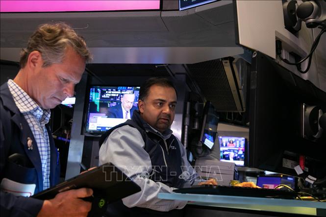 Giao dịch viên tại sàn chứng khoán New York, Mỹ. Ảnh: THX/TTXVN