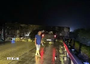 Lào Cai: Xe khách lật trên cao tốc Nội Bài-Lào Cai, 5 người bị thương