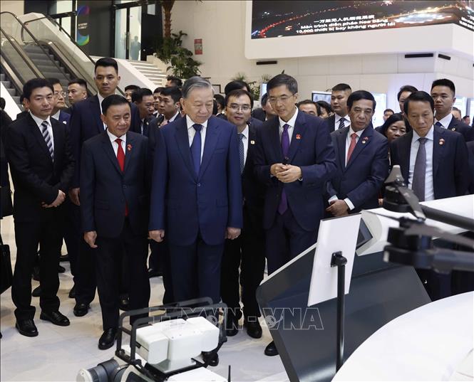 Tổng Bí thư, Chủ tịch nước Tô Lâm nghe giới thiệu về Trung tâm hợp tác ứng dụng AI Trung Quốc - ASEAN. Ảnh: Thống Nhất - TTXVN