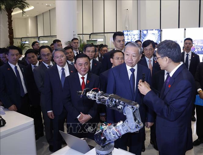 Tổng Bí thư, Chủ tịch nước Tô Lâm nghe giới thiệu về Trung tâm hợp tác ứng dụng AI Trung Quốc - ASEAN. Ảnh: Thống Nhất - TTXVN