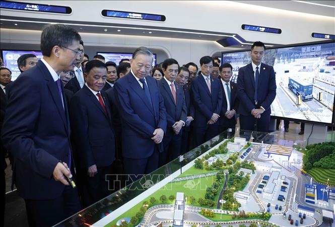 Tổng Bí thư, Chủ tịch nước Tô Lâm và các đại biểu tại Trung tâm hợp tác ứng dụng AI Trung Quốc - ASEAN. Ảnh: Thống Nhất - TTXVN
